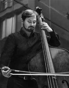 Kontrabasista zespołu Tymczasem